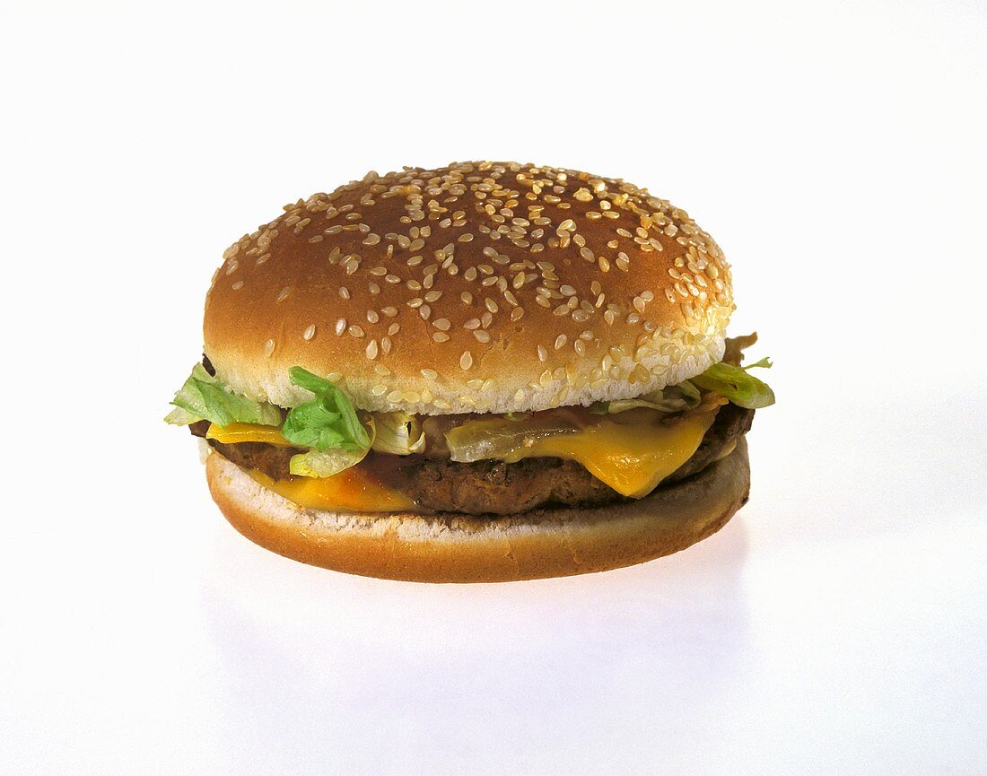 Ein Cheeseburger im Sesambrötchen