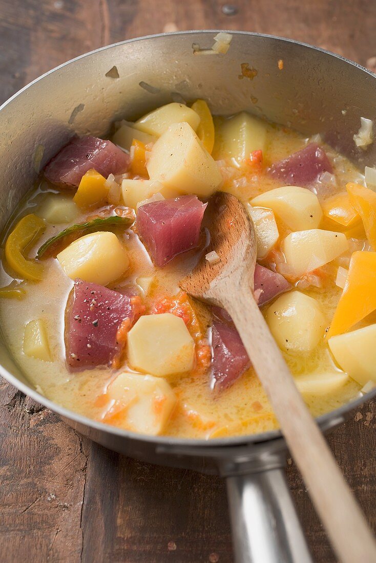 Potato and vegetable stew with tuna