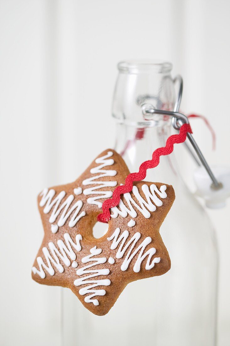 Lebkuchenstern auf leerer Flasche