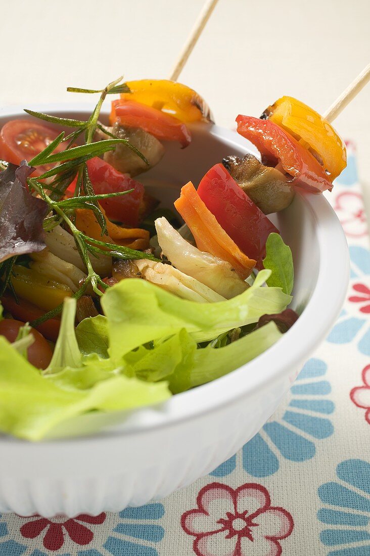 Blattsalat mit bunten Gemüsespiesschen (Ausschnitt)