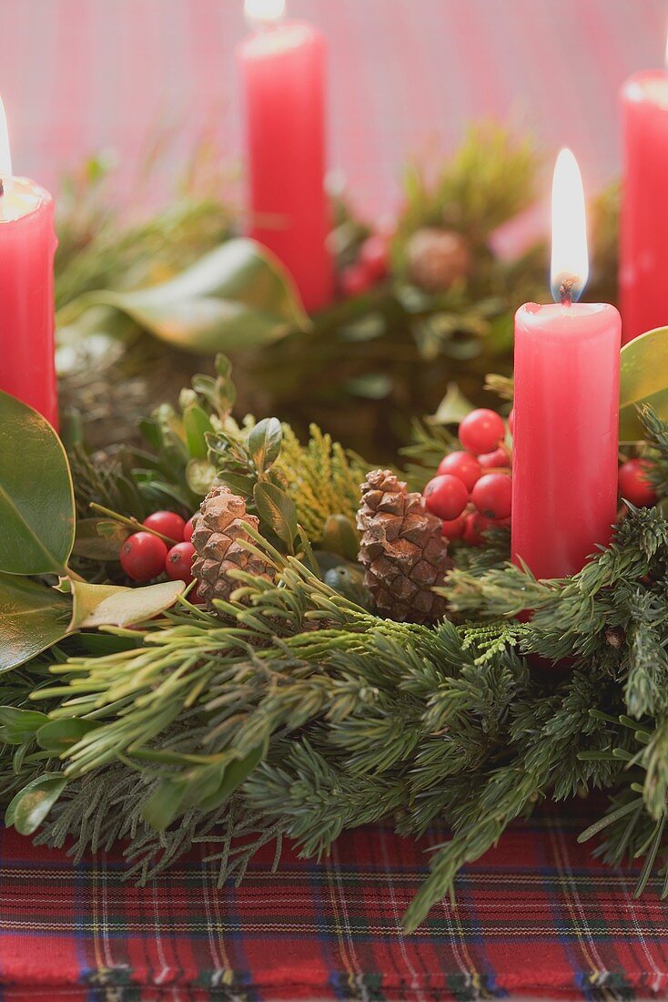 Adventskranz mit vier brennenden Kerzen