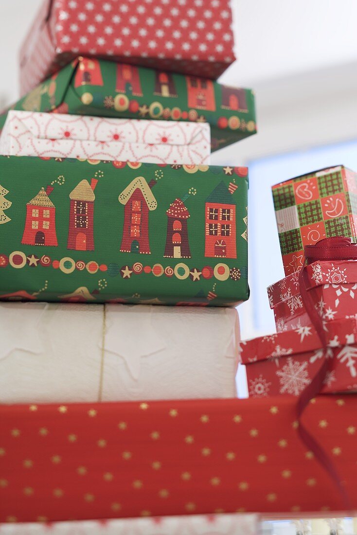 Verschiedene Weihnachtsgeschenke, in Schachteln verpackt