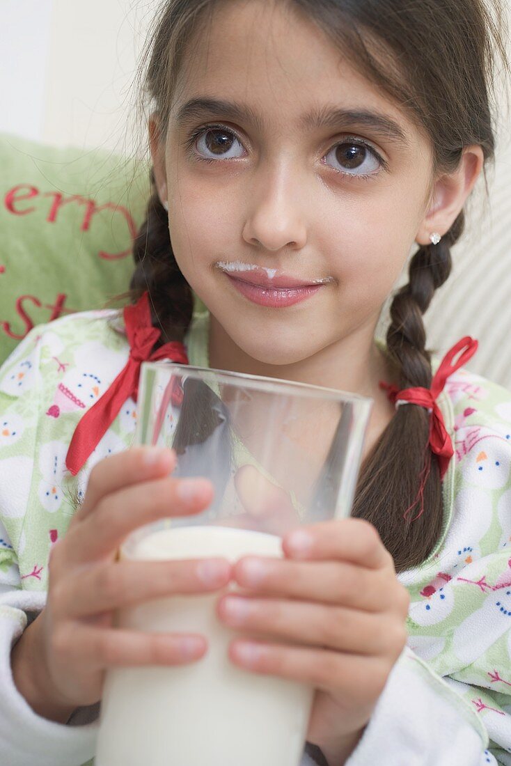 Mädchen trinkt Glas Milch