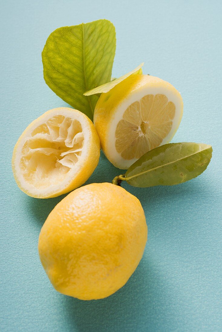 Zitronen, ganz, halbiert und ausgepresst