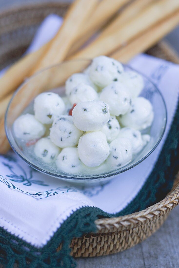 Marinierte Mozzarellakugeln mit Grissini