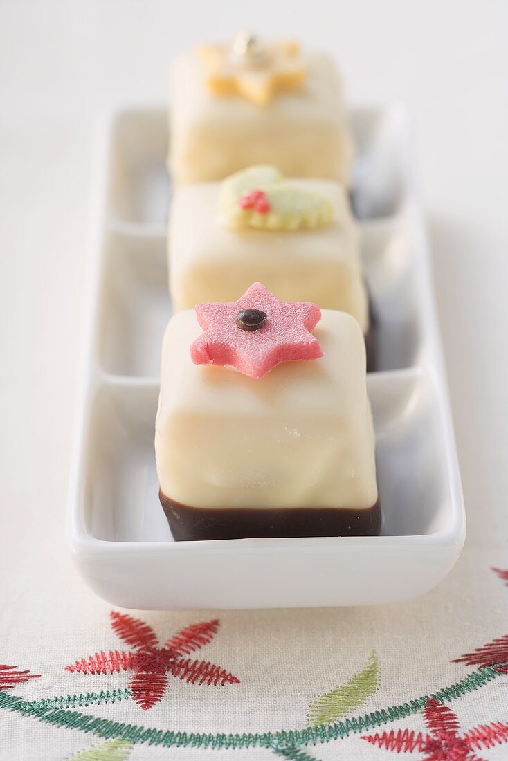 Drei weihnachtliche Petit Fours