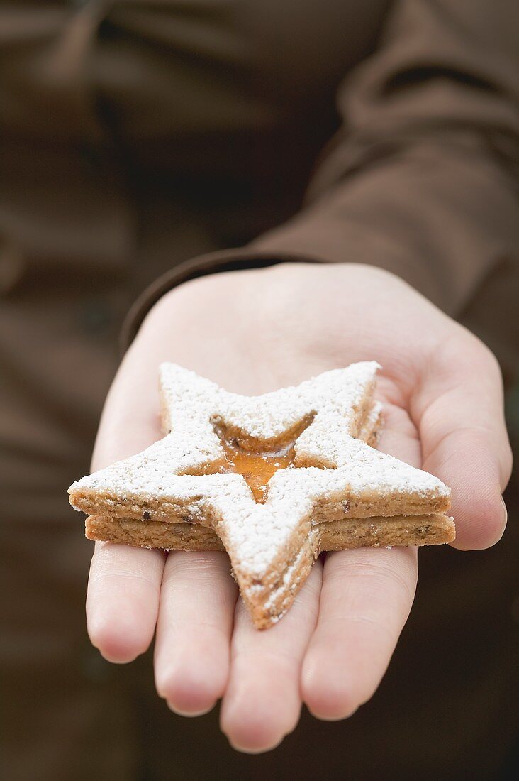 Hand hält Marmeladenplätzchen