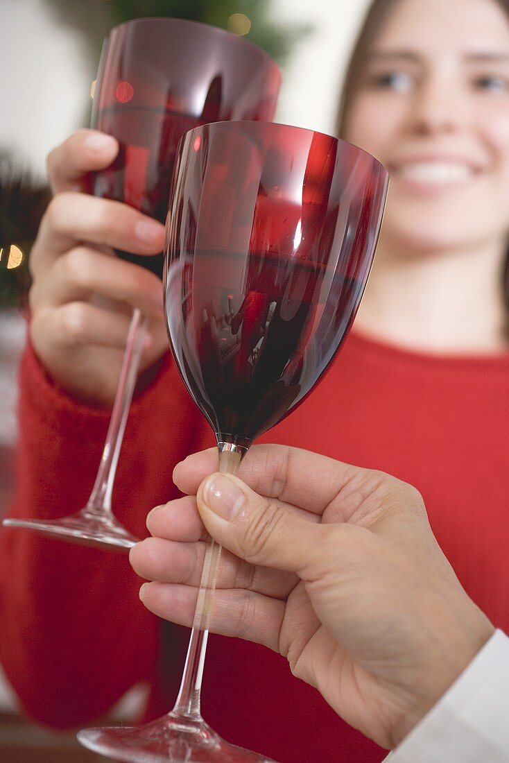 Frauen stossen mit Weingläsern an zu Weihnachten