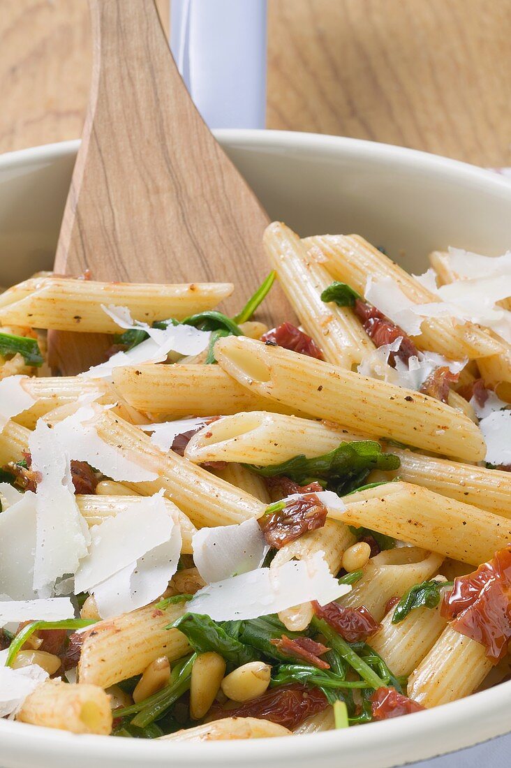 Penne mit getrockneten Tomaten, Pinienkernen und Parmesan