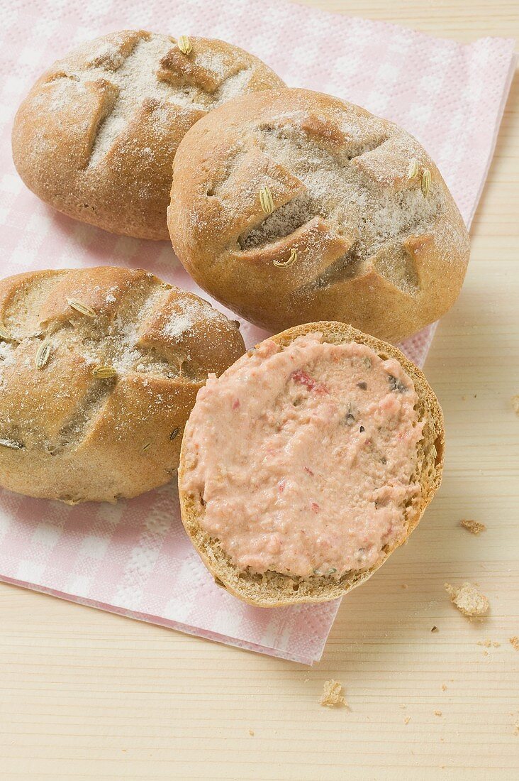 Fenchelbrötchen, eines mit Liptauer bestrichen