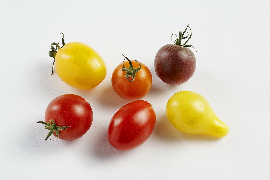 Tomaten in verschiedenen Farben auf weißem Untergrund