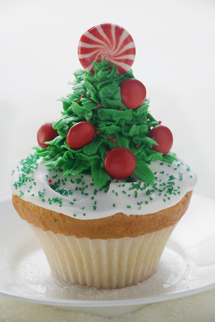 Cupcake, weihnachtlich verziert, auf Teller