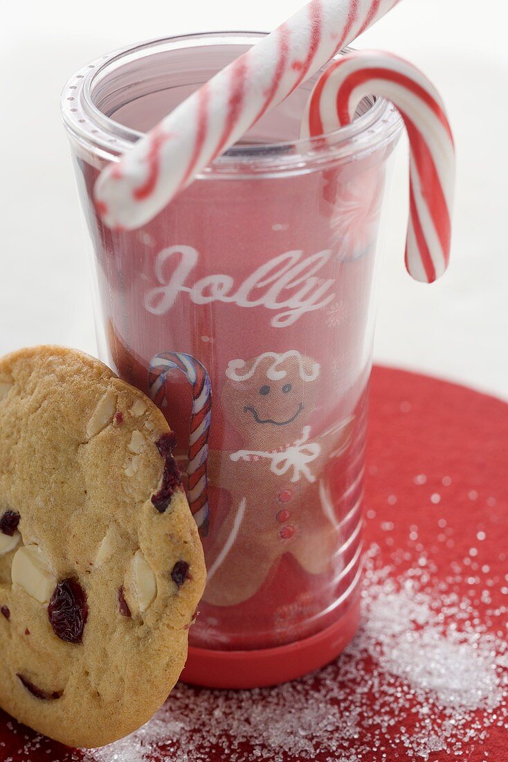 Weihnachtsgetränk mit Zuckerstangen und Cranberry-Cookie