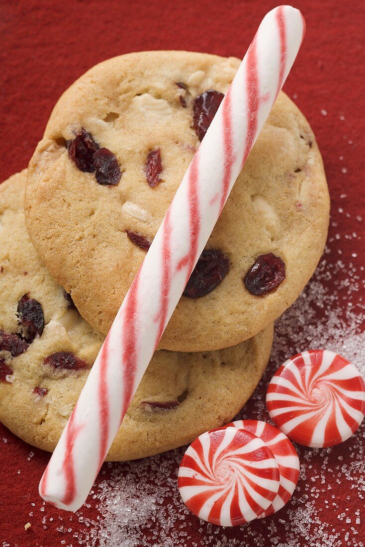 Cranberry-Cookies, Zuckerstange und Pfefferminzbonbons