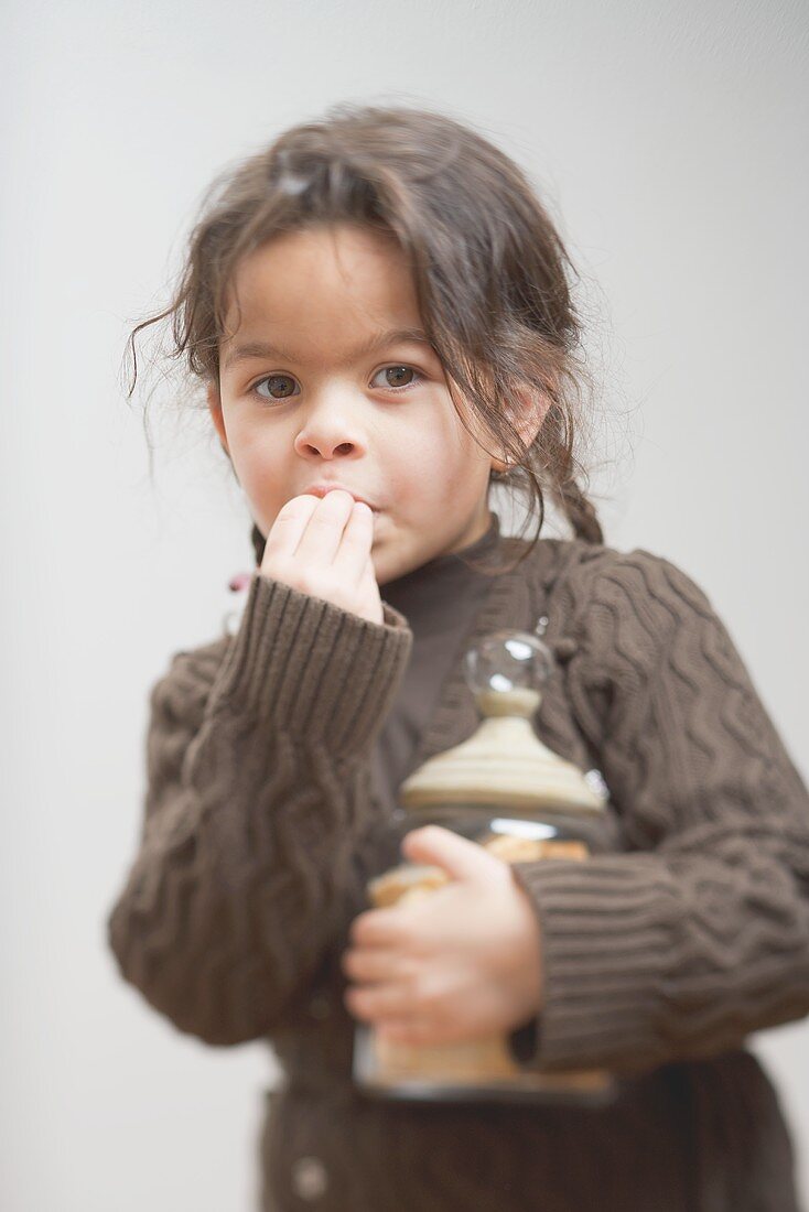Kleines Mädchen isst Shortbread