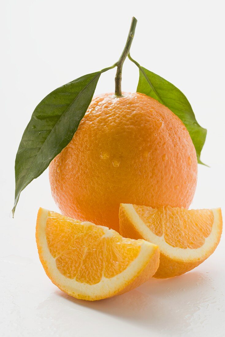 Orange mit Stiel und Blatt, Orangenschnitze