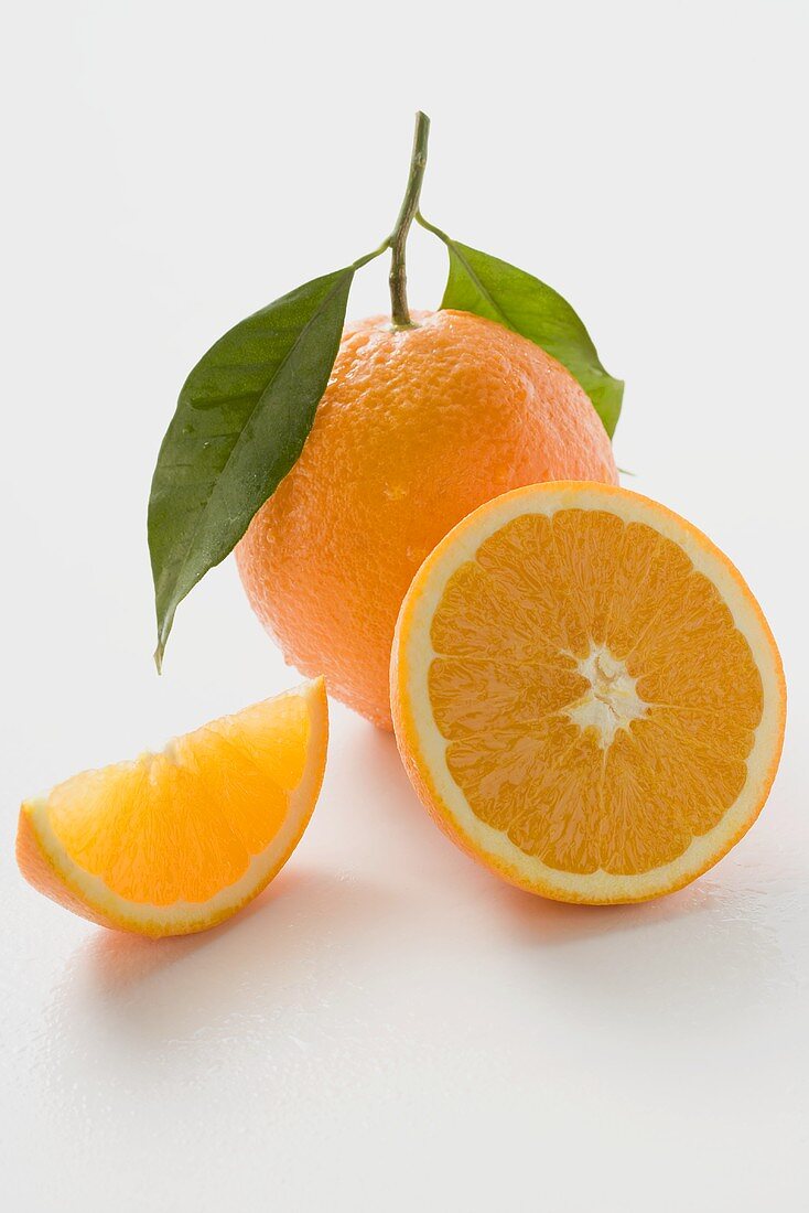 Orange mit Stiel und Blatt, Orangenhälfte, Orangenschnitz