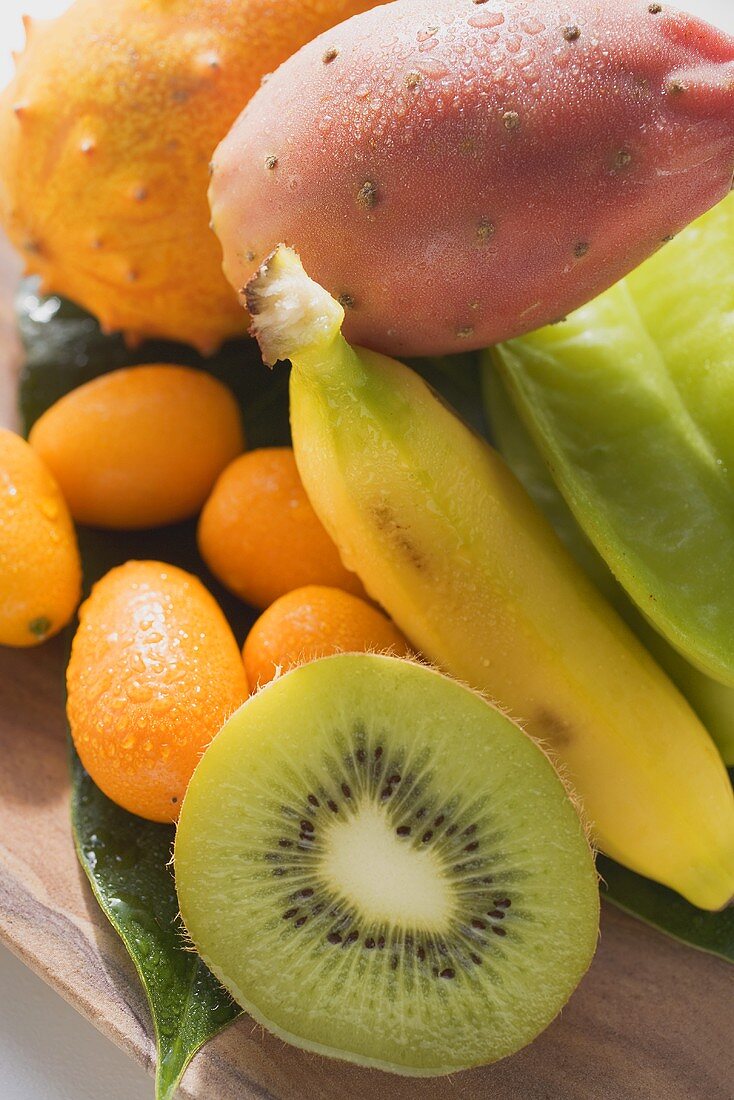 Exotisches Früchtestilleben mit Kiwi, Kumquats, Banane