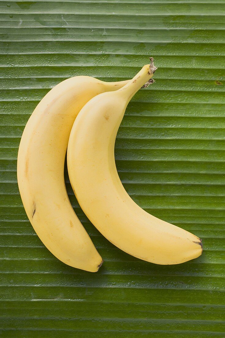 Zwei Bananen auf Blatt (Draufsicht)
