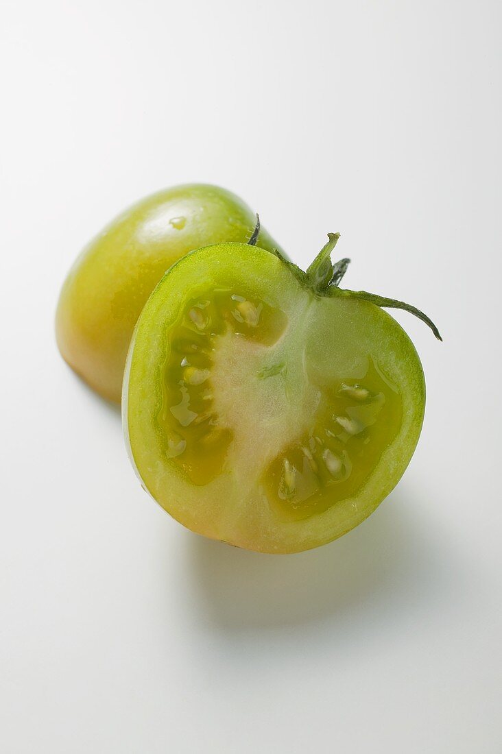 Grüne Tomate, halbiert