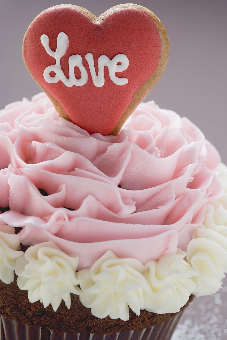 Cupcake for Valentine's Day (close-up)