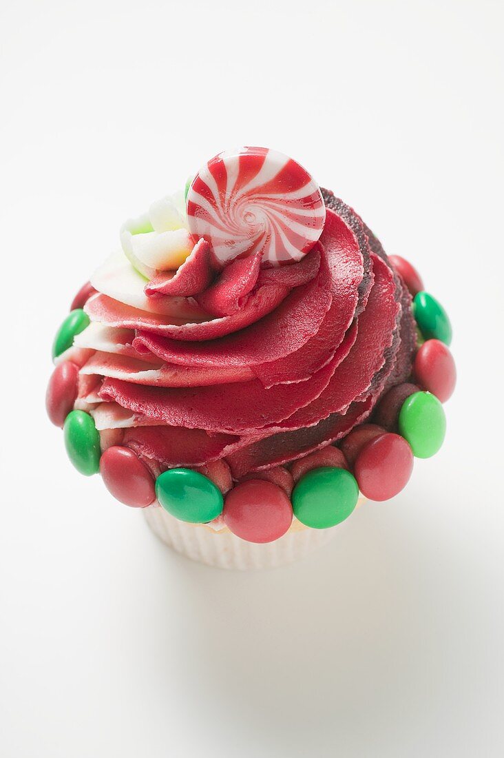 Cupcake, verziert mit Weihnachtssüssigkeiten