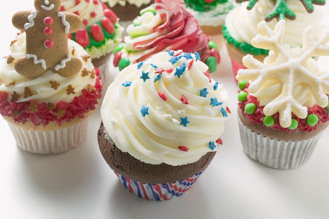 Verschiedene Cupcakes für Weihnachten