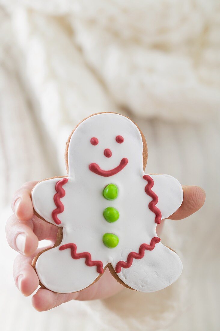 Frau hält Lebkuchenfigur