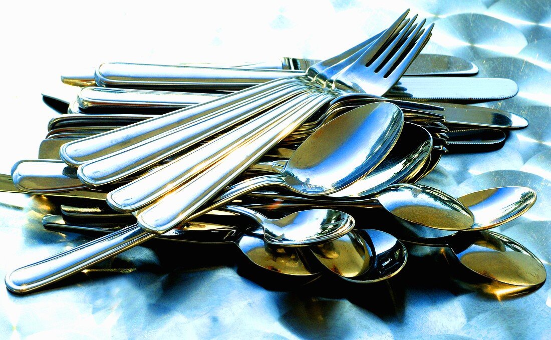 Knives, forks, spoons and teaspoons