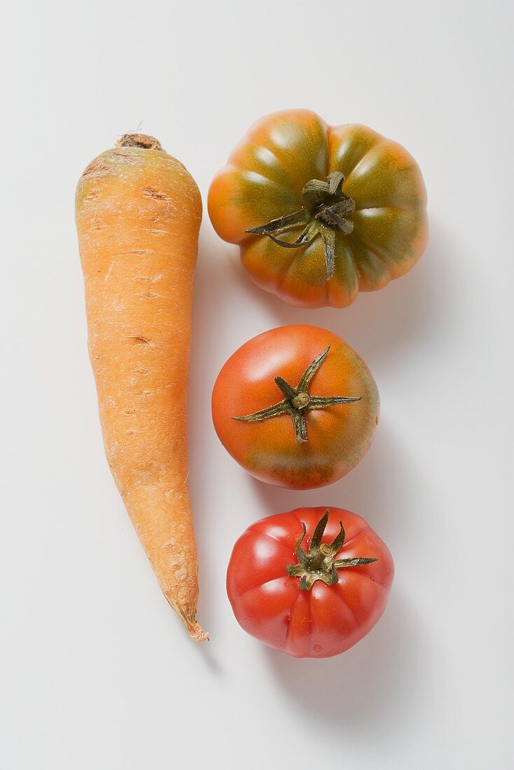 Eine Karotte und drei Tomaten