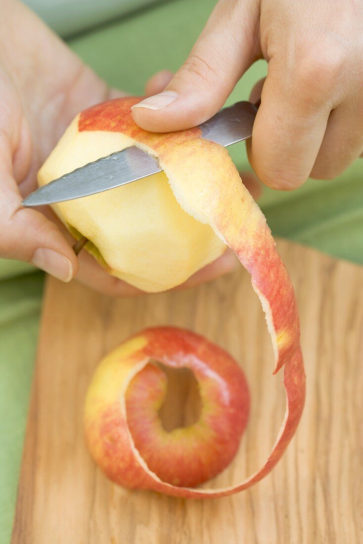 Einen Apfel schälen
