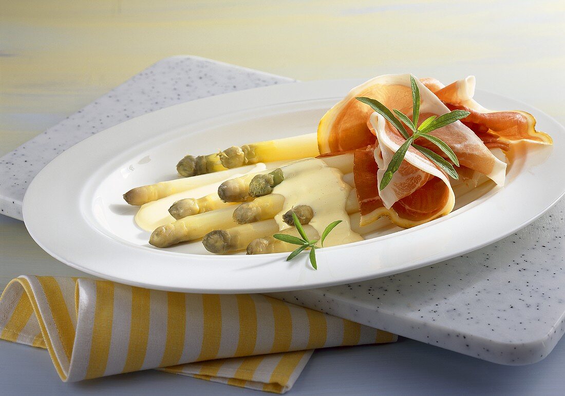 Asparagus with hollandaise sauce and raw ham