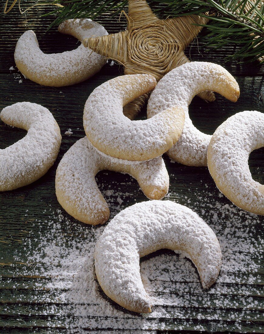 Cinnamon crescents dusted with icing sugar