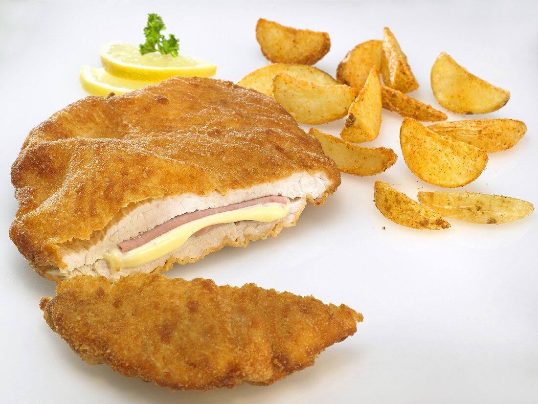 Hähnchen-Cordon-Bleu mit Kartoffelschnitzen und Zitronen