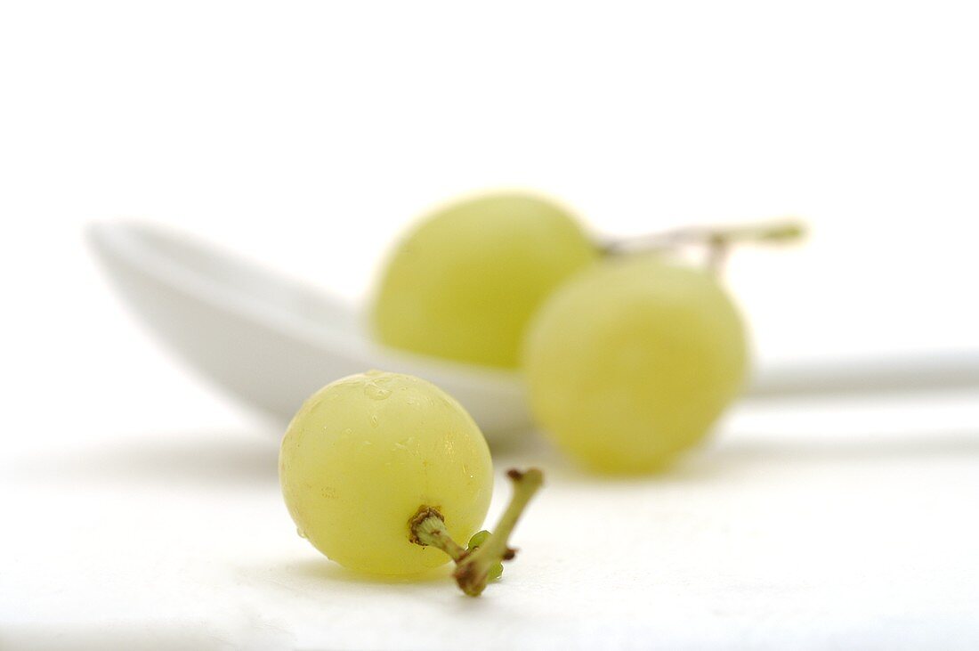 weiße Weintrauben mit Löffel