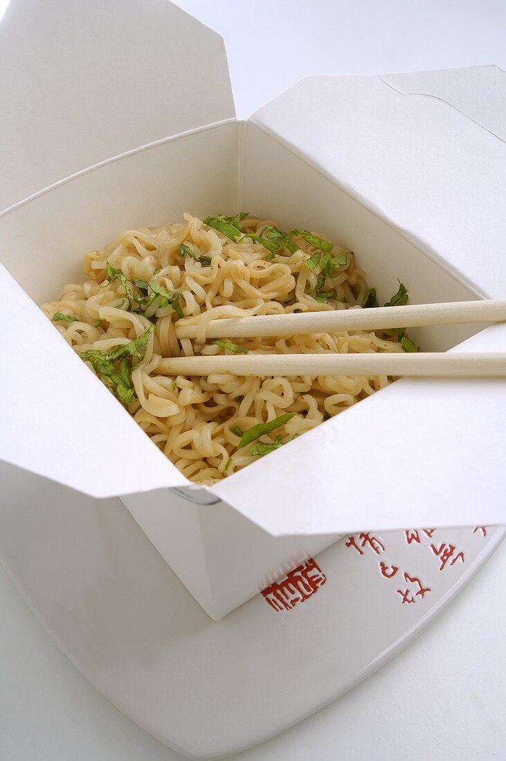 Asiatische Lunchbox mit Nudelgericht