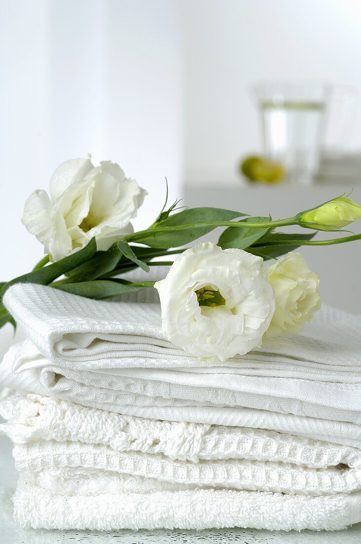 weiße Handtücher dekoriert mit Lisianthusblumen