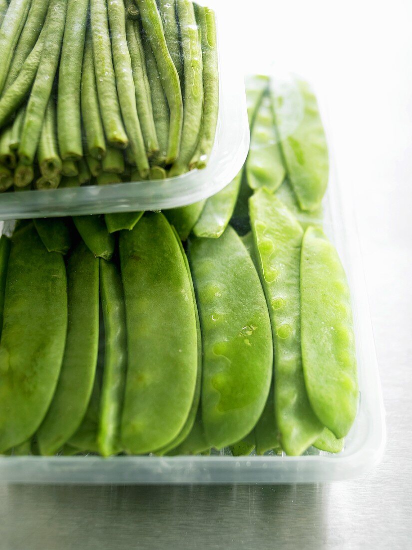 Green beans and mangetout in plastic trays