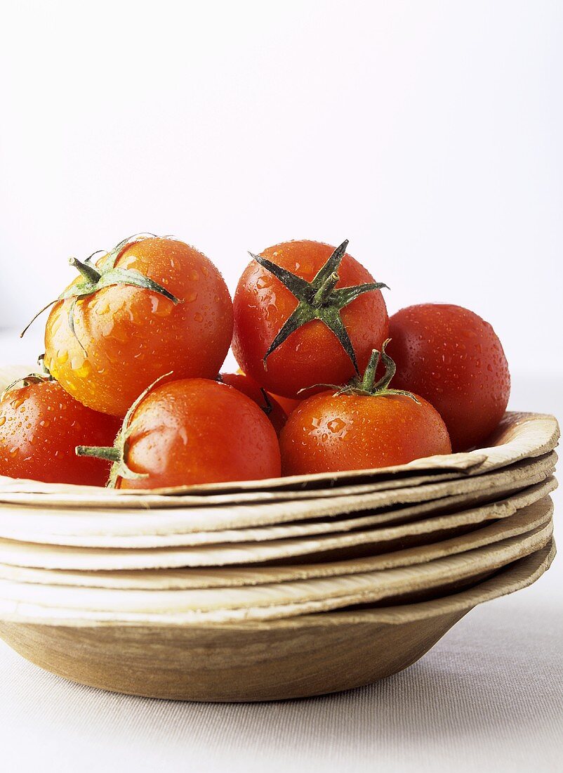 Tomaten auf Tellerstapel