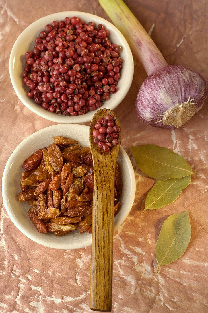 Roter Pfeffer, Chilischoten, Lorbeerblätter und Knoblauch