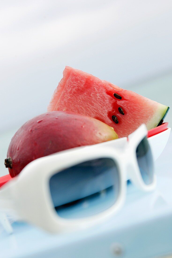 Mango, Wassermelone und Sonnenbrille