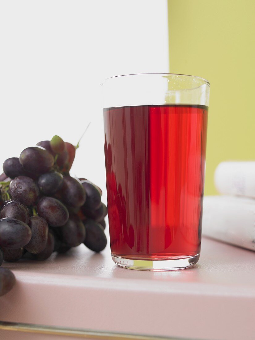 Glas mit rotem Traubensaft
