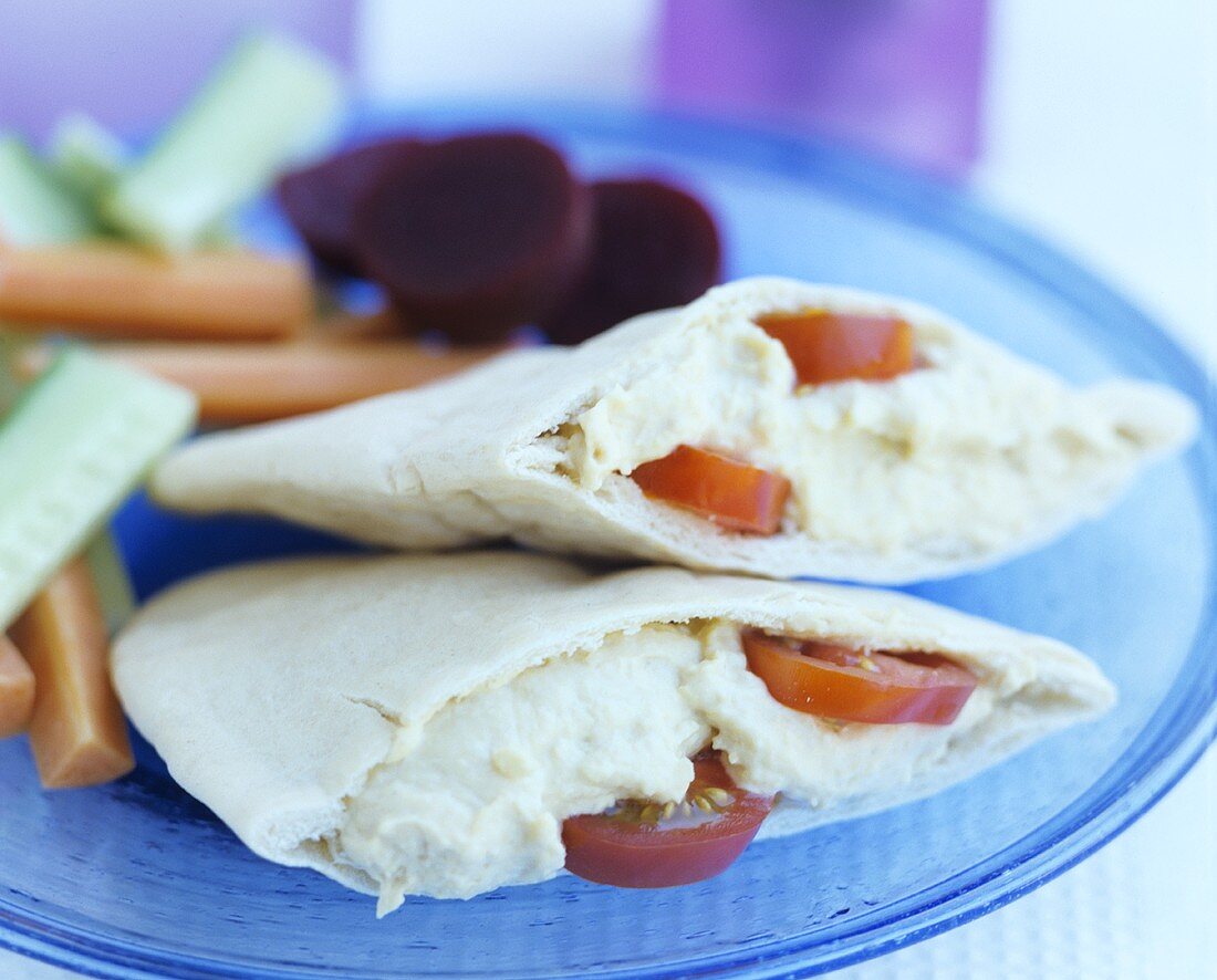 Pitabrot mit Hummus und Tomaten gefüllt