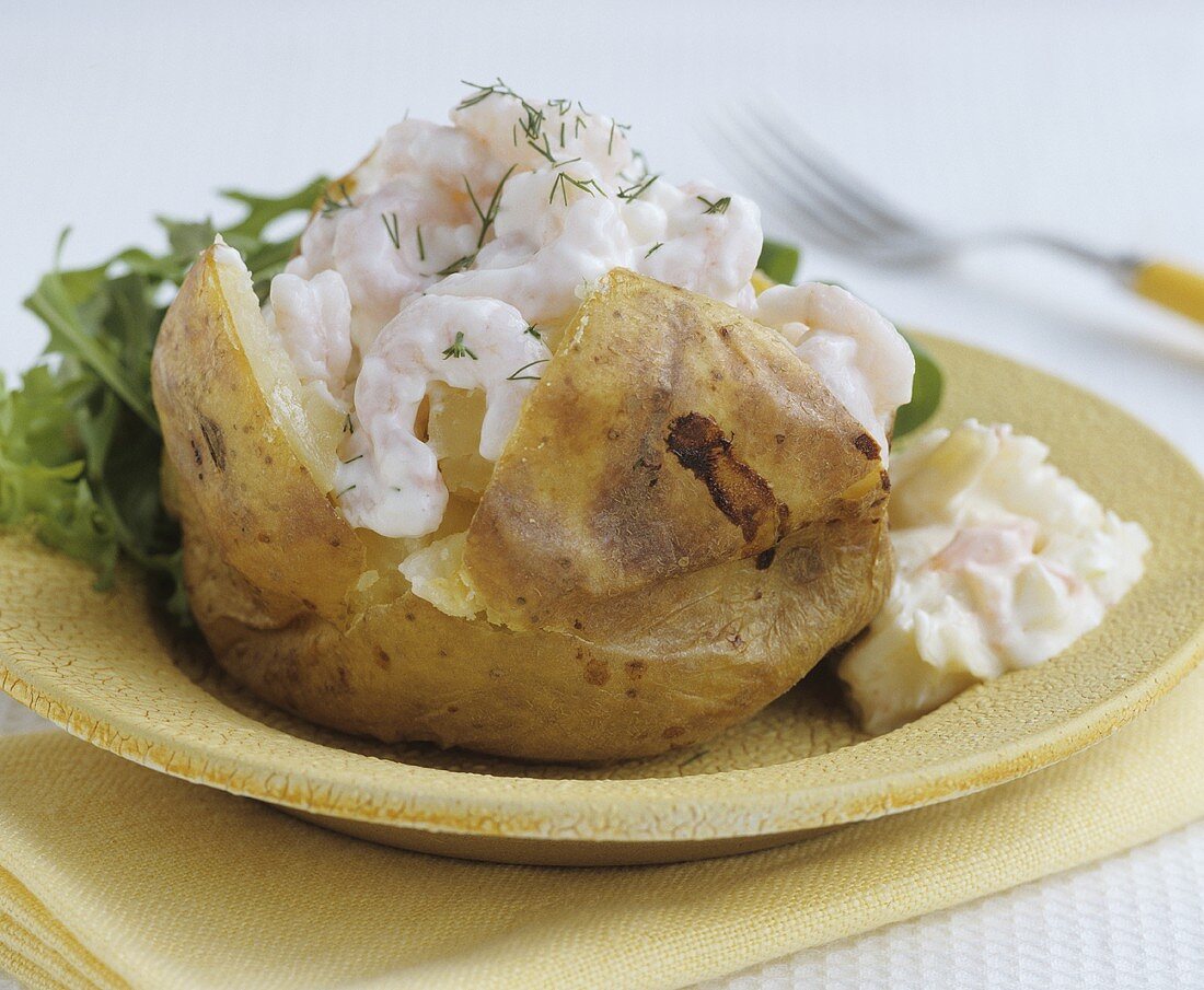 Baked potato with prawns and cottage cheese