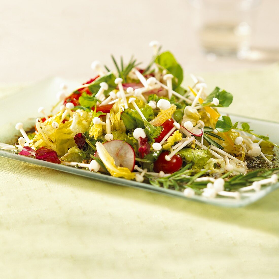 Gemischter Salat mit Enokitake und Balsamico-Vinaigrette