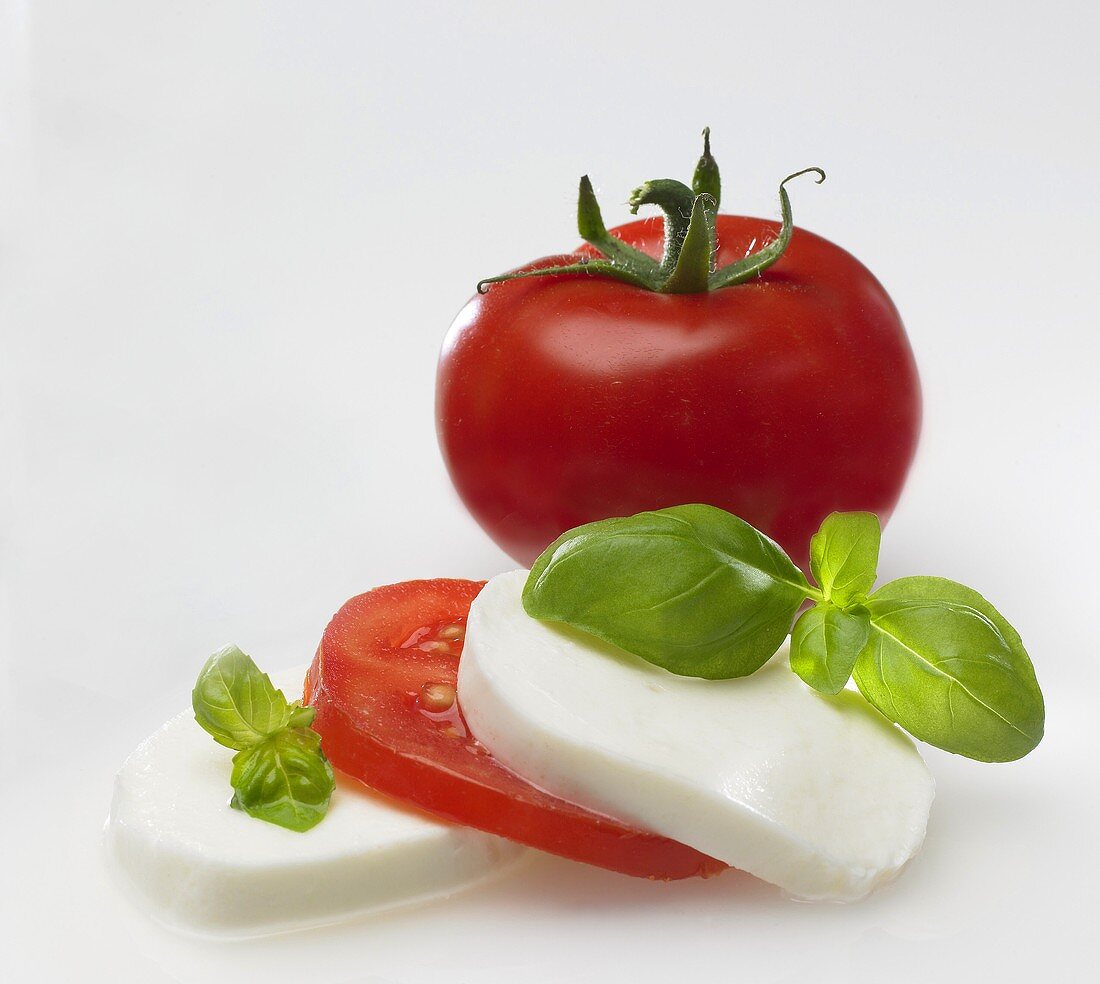 Mozzarella mit Tomate und Basilikum