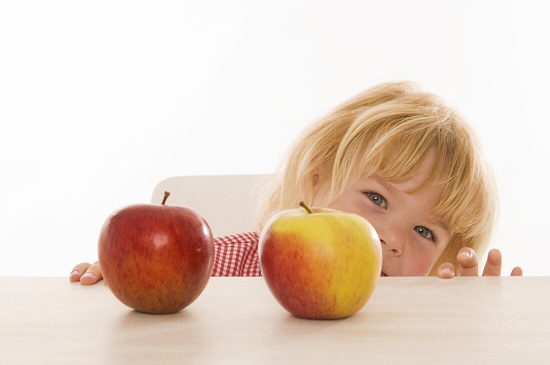 Kleines Mädchen mit zwei Bio-Äpfeln