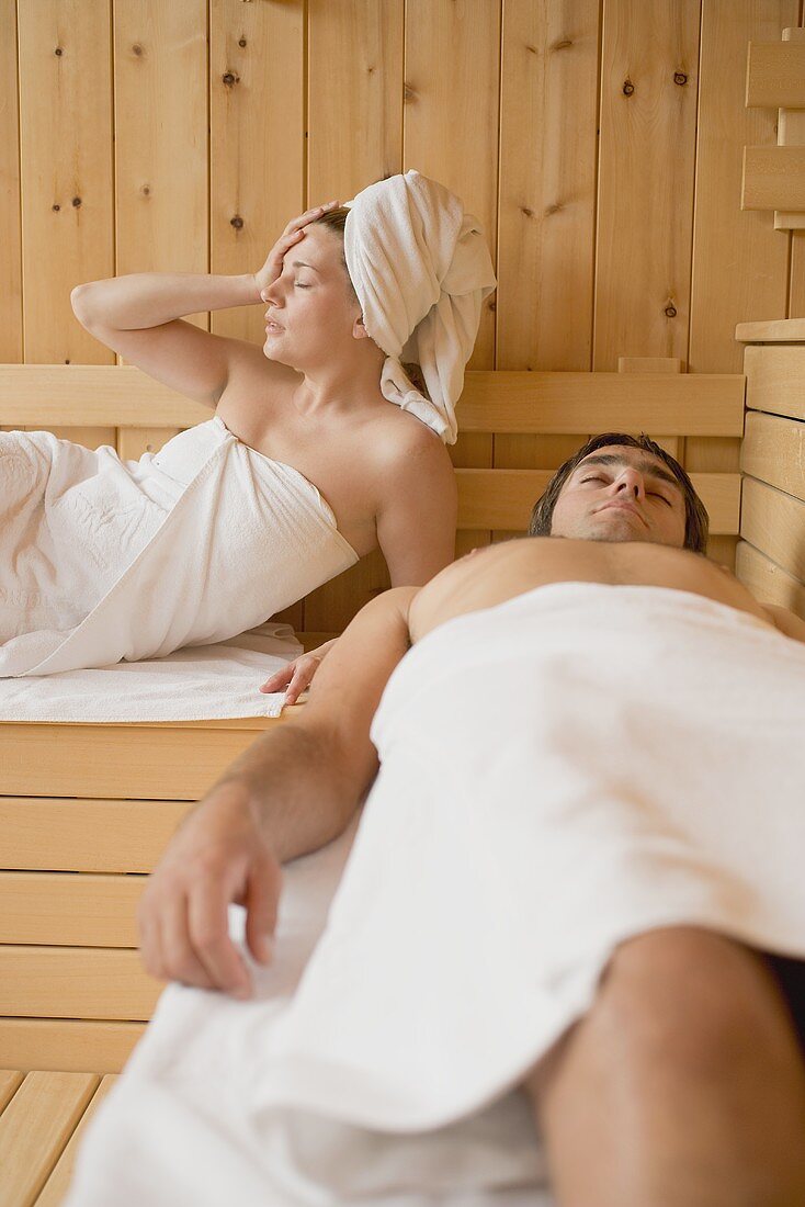 Frau und Mann liegen in der Sauna