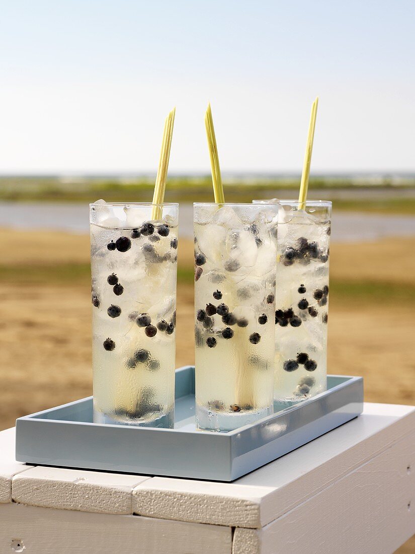 Lemongrass Splash Cocktail mit Blaubeeren am Strand