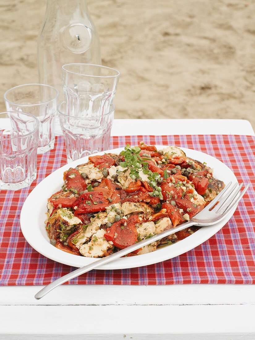 Hähnchen-Paprika-Salat, am Strand serviert